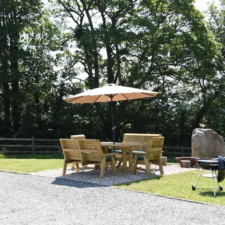 Maen Llwyd Villa Llanyre Exterior photo