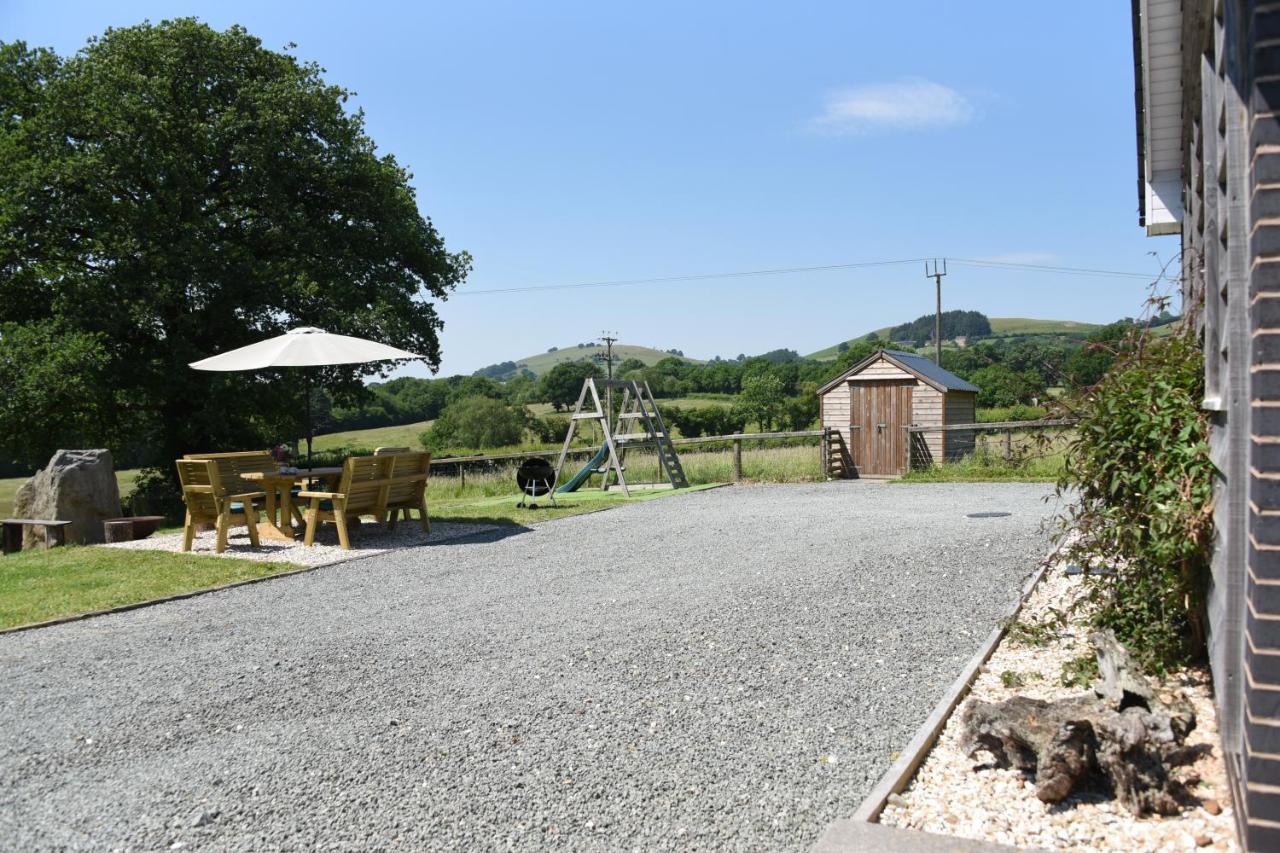 Maen Llwyd Llanyre